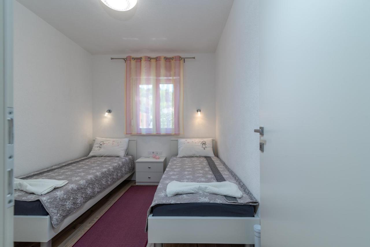 Apartment Gagula With Jacuzzi Trogir Exterior photo