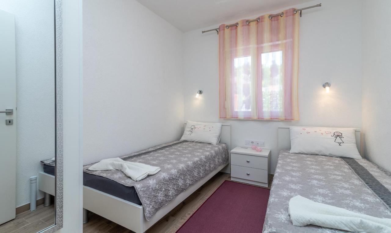 Apartment Gagula With Jacuzzi Trogir Exterior photo