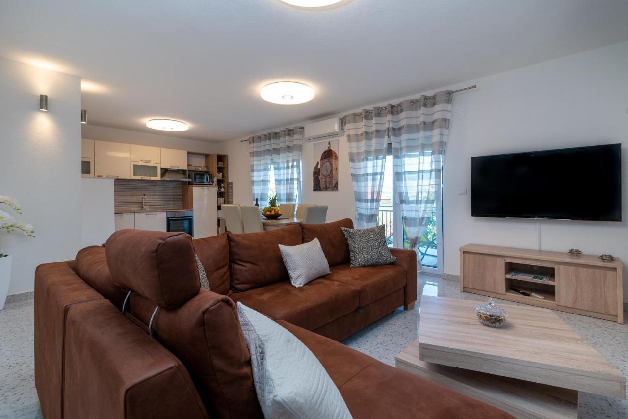 Apartment Gagula With Jacuzzi Trogir Exterior photo