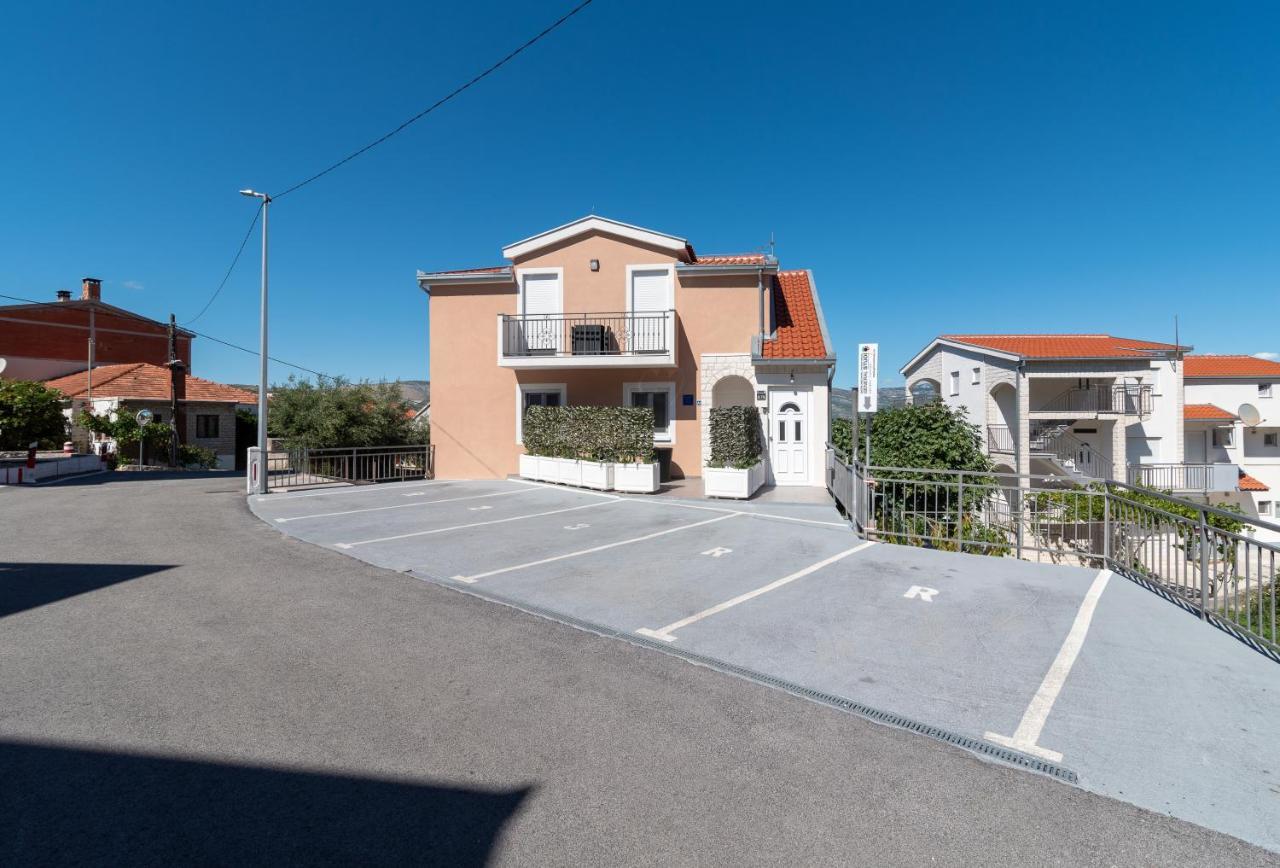 Apartment Gagula With Jacuzzi Trogir Exterior photo