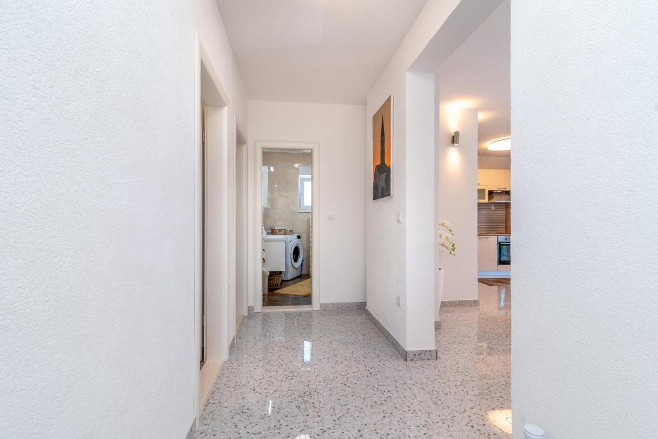 Apartment Gagula With Jacuzzi Trogir Exterior photo