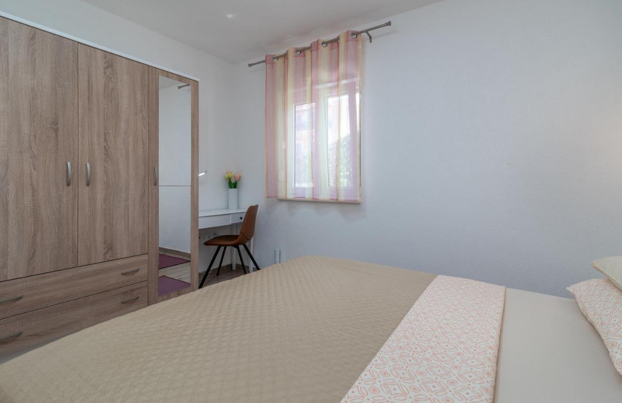 Apartment Gagula With Jacuzzi Trogir Exterior photo