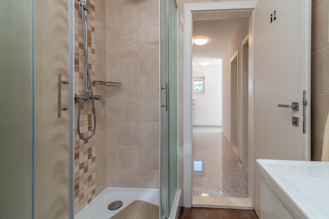 Apartment Gagula With Jacuzzi Trogir Exterior photo